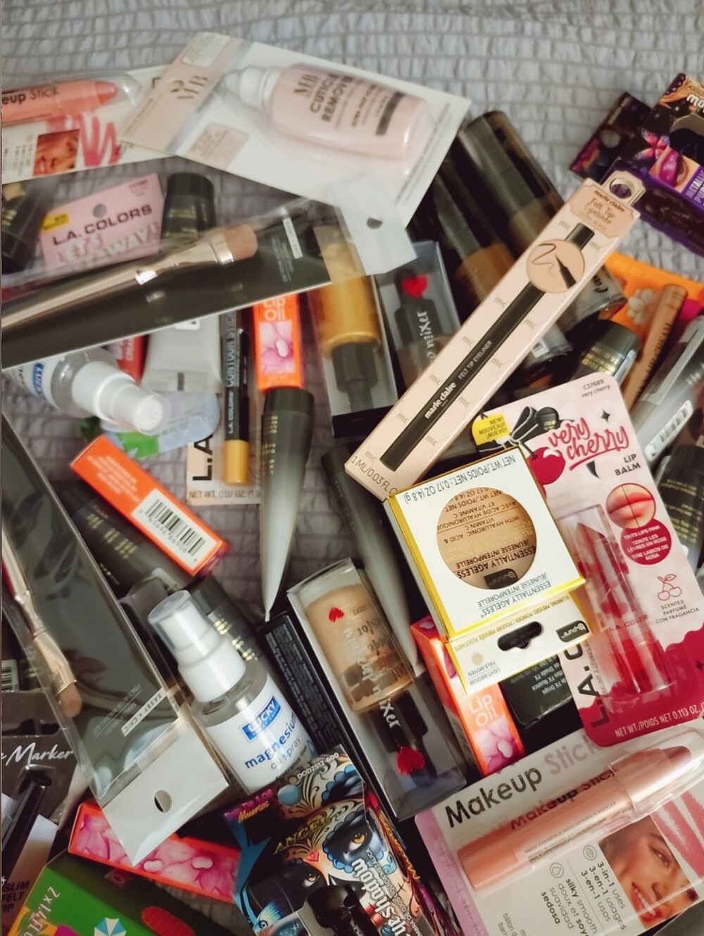Assorted Women’s Makeup Collection - Multi-Color - Picture 5 of 9